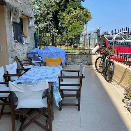 ένα πλήρως εξοπλισμένο εξοχικό *